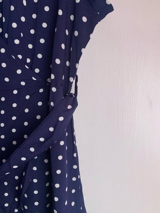 Vestido azul con lunares blancos