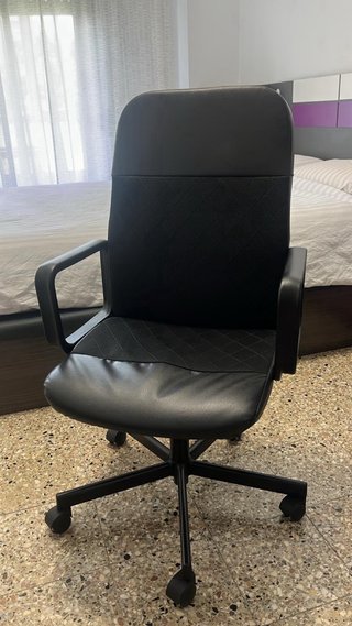 Mesa y silla de escritorio