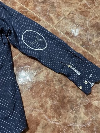 Camisa azul con puntos blancos