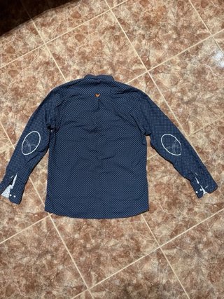 Camisa azul con puntos blancos