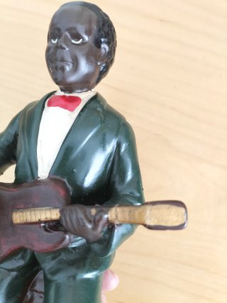 Figura músico blues con guitarra