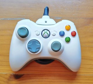 Xbox 360 con mando y alimentación