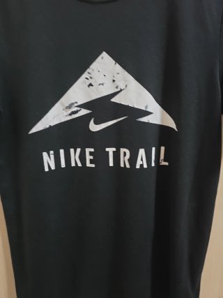 Camiseta Nike Trail Negra