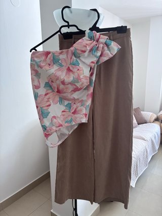 Conjunto Top Floral y Pantalón Marrón