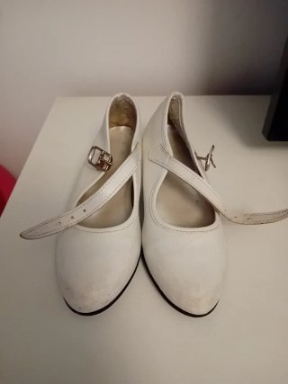 Zapatos blancos niña con hebilla y tacón.