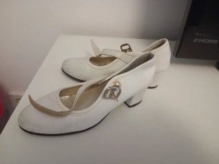 Zapatos blancos niña con hebilla y tacón. Núm 29