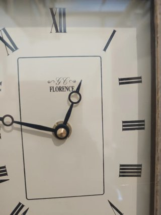 Orologio da parete con cornice decorata