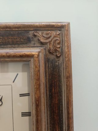Orologio da parete con cornice decorata