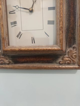 Orologio da parete con cornice decorata