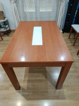 Mesa de comedor de madera marrón