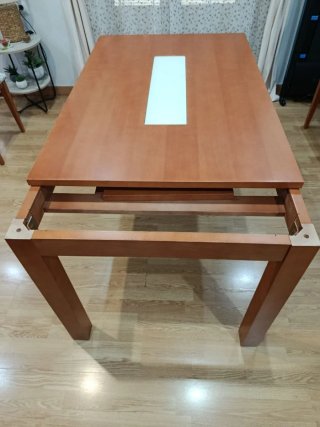 Mesa de comedor de madera marrón