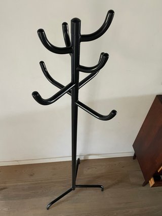 Perchero de pie negro minimalista