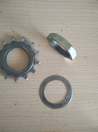 Piñón, tuerca y arandela Derbi Variant