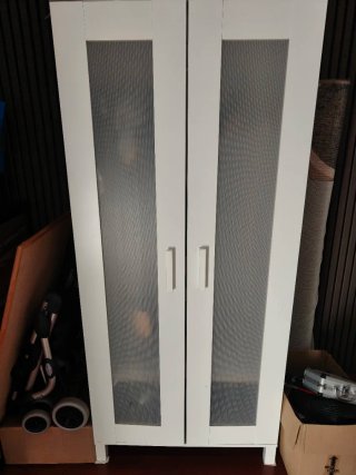Armario blanco con puertas de cristal