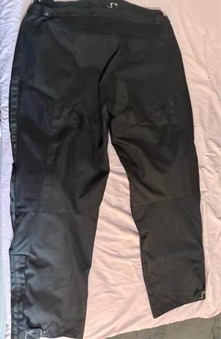 Chaqueta motera negra y rosa