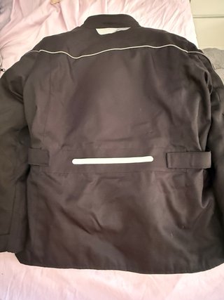 Chaqueta motera negra y rosa