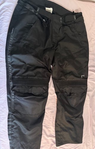 Chaqueta motera negra y rosa
