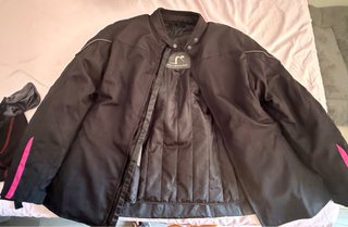 Chaqueta motera negra y rosa
