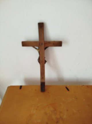 Crucifijo de madera y metal
