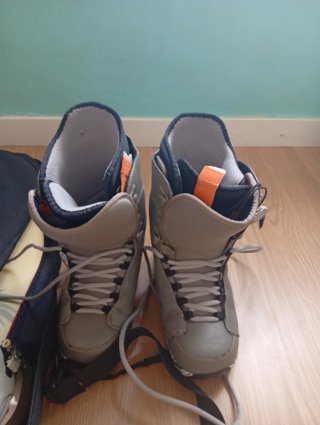 Tabla, botas y equipaje de Snow