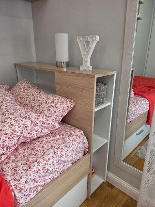 Cama juvenil con colchón y estantería