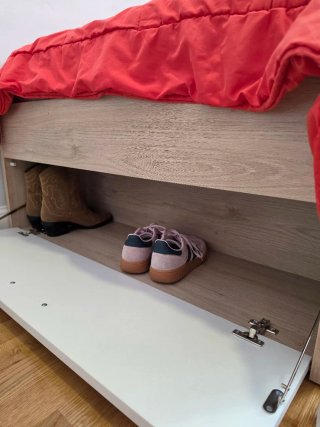 Cama juvenil con colchón y estantería
