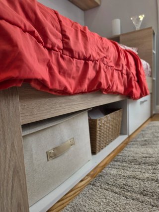 Cama juvenil con colchón y estantería