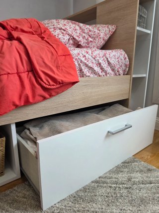 Cama juvenil con colchón y estantería