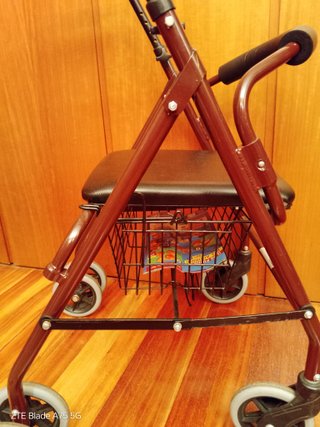 Andador para personas mayores con asiento