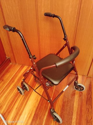 Andador para personas mayores con asiento
