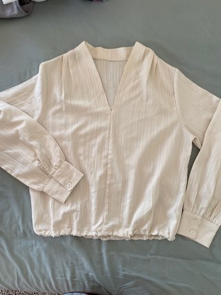 Blusa corta beige manga larga
