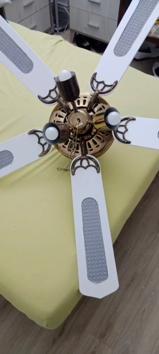 Ventilador de techo dorado y blanco