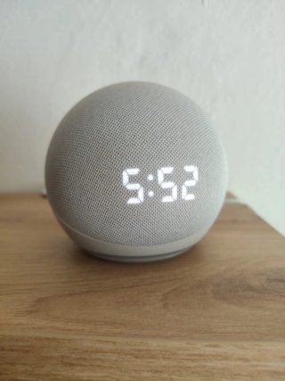 Amazon Echo Dot (4ª Gen) bianco con orologio.