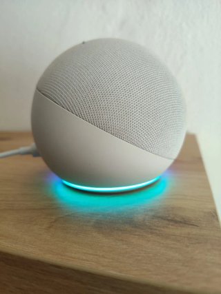 Amazon Echo Dot (4ª Gen) bianco con orologio.