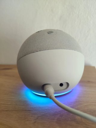 Amazon Echo Dot (4ª Gen) bianco con orologio.