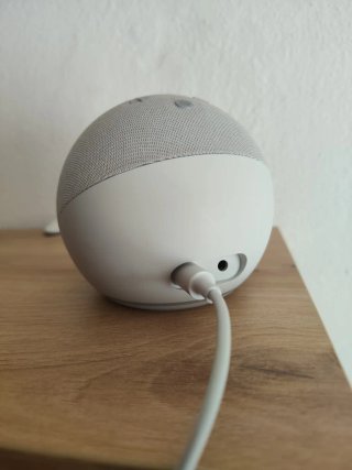 Amazon Echo Dot (4ª Gen) bianco con orologio.