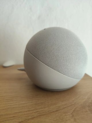 Amazon Echo Dot (4ª Gen) bianco con orologio.