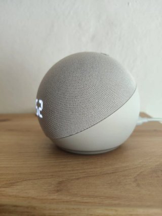 Amazon Echo Dot (4ª Gen) bianco con orologio.
