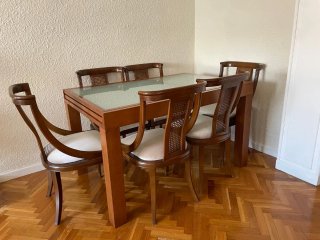 Mesa de comedor de madera y cristal