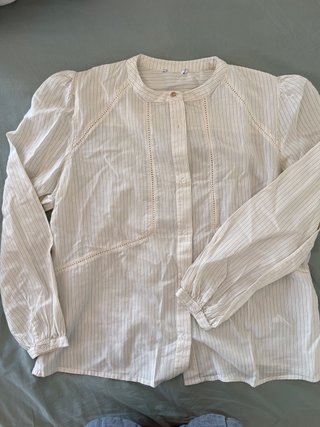Camisa de rayas beige y blanca