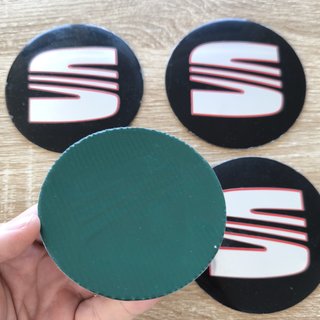 TAPABUJES SEAT 90mm PEGATINA NEGRO LOGO PLATA ROJO