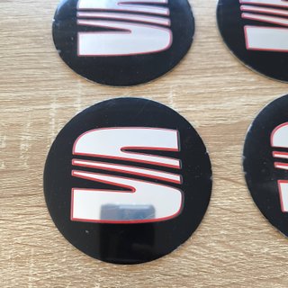 TAPABUJES SEAT 90mm PEGATINA NEGRO LOGO PLATA ROJO