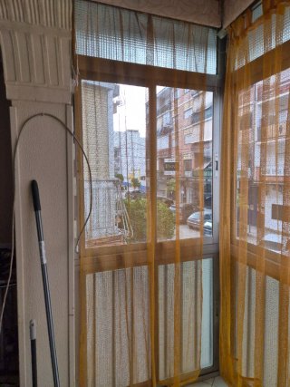 Cortinas naranjas y amarillas hay 6 en total