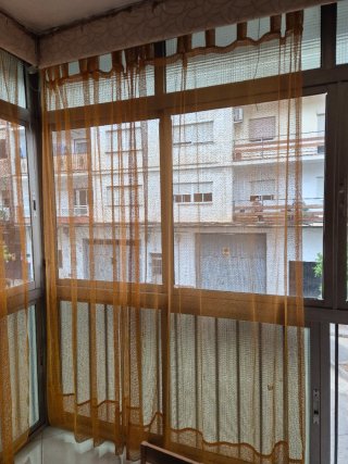 Cortinas naranjas y amarillas hay 6 en total