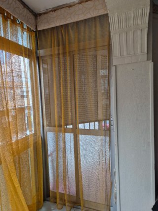 Cortinas naranjas y amarillas hay 6 en total