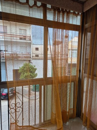 Cortinas naranjas y amarillas hay 6 en total