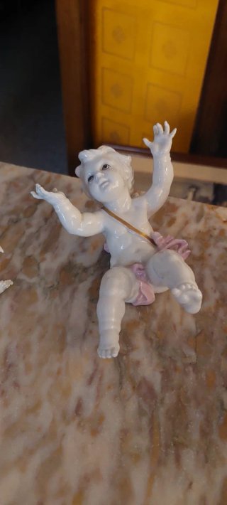 Figura de porcelana de angelote de Algora