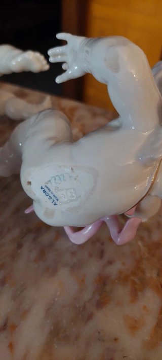 Figura de porcelana de angelote de Algora