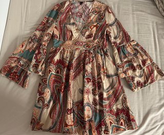 Vestido estampado paisley manga acampanada