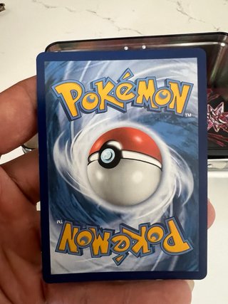 Estuche Metálico Pokémon con Carta Pikachu